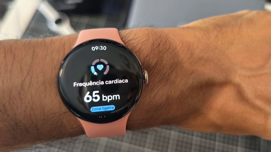 Relógio mostra frequência cardíaca de 65 bpm em zona ligeira