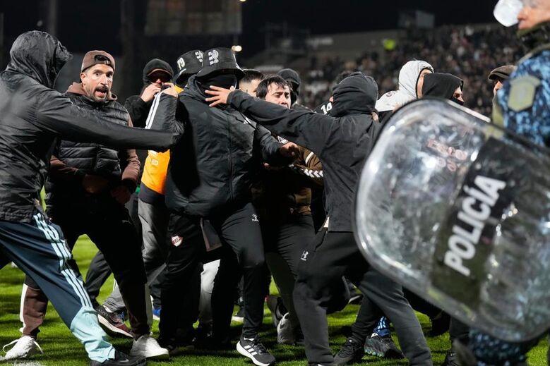 Adeptos do Platense invadiram o relvado no fim do jogo com o Fluminense