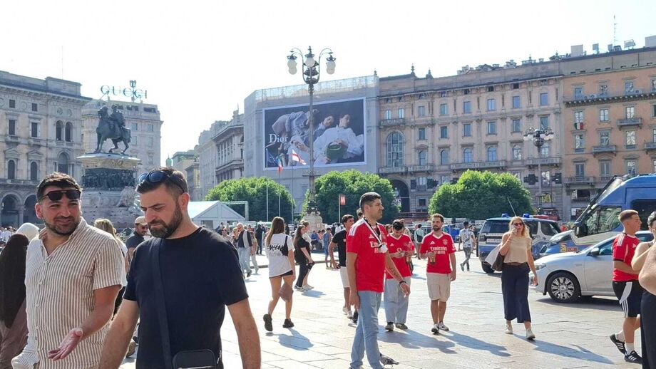 Adeptos do Benfica nas ruas de Milão
