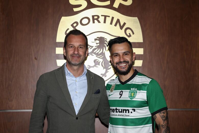 Frederico Varandas e João Matos juntos, com o logo do Sporting ao fundo