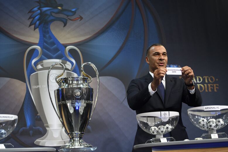 Gullit num sorteio da UEFA