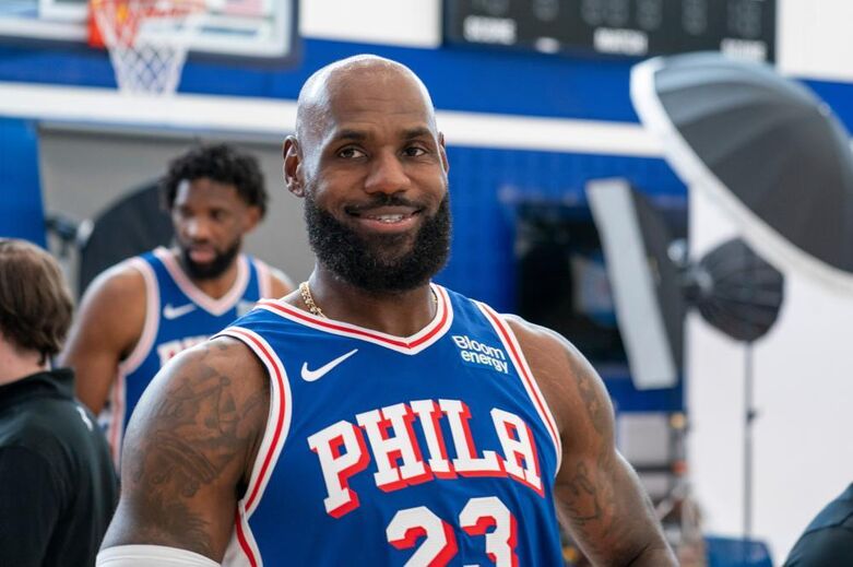 LeBron James no media day dos Sixers