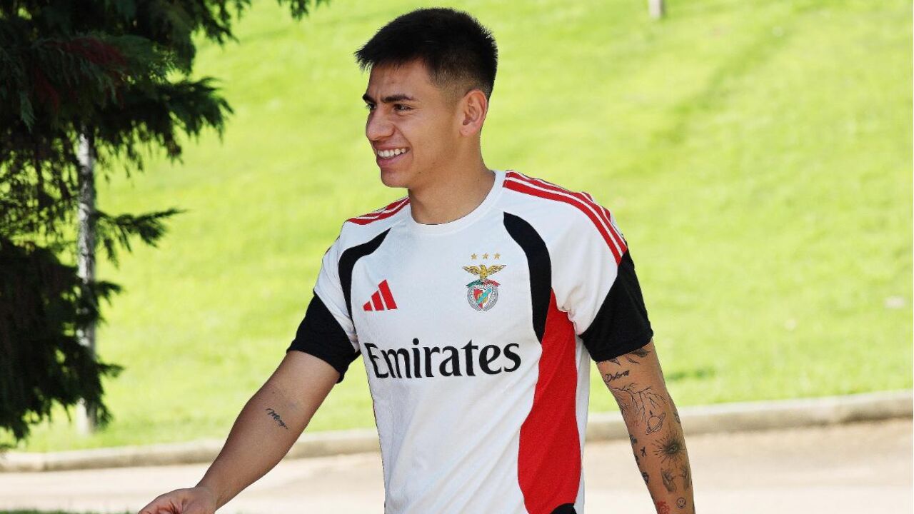 Echeverri vestindo a camisola do Benfica