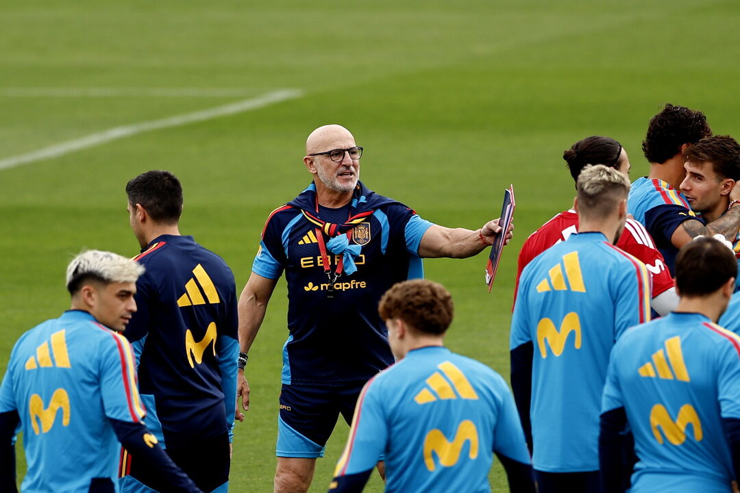 Luis de la Fuente orienta jogadores da seleção espanhola em treino