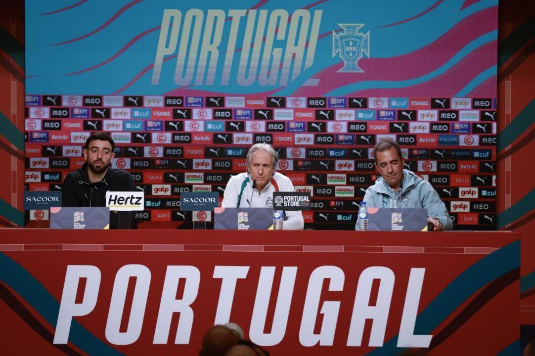 Jorge Jesus e Bruno Fernandes na conferência de imprensa