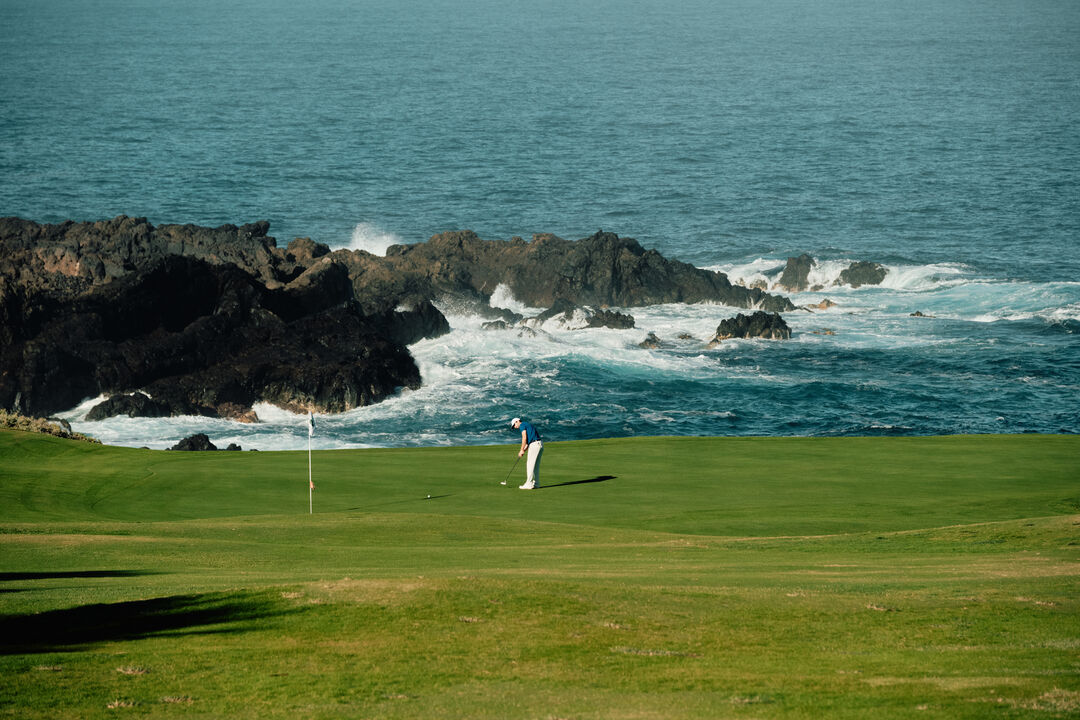 Um golfista joga num campo junto ao Atlântico em Tenerife
