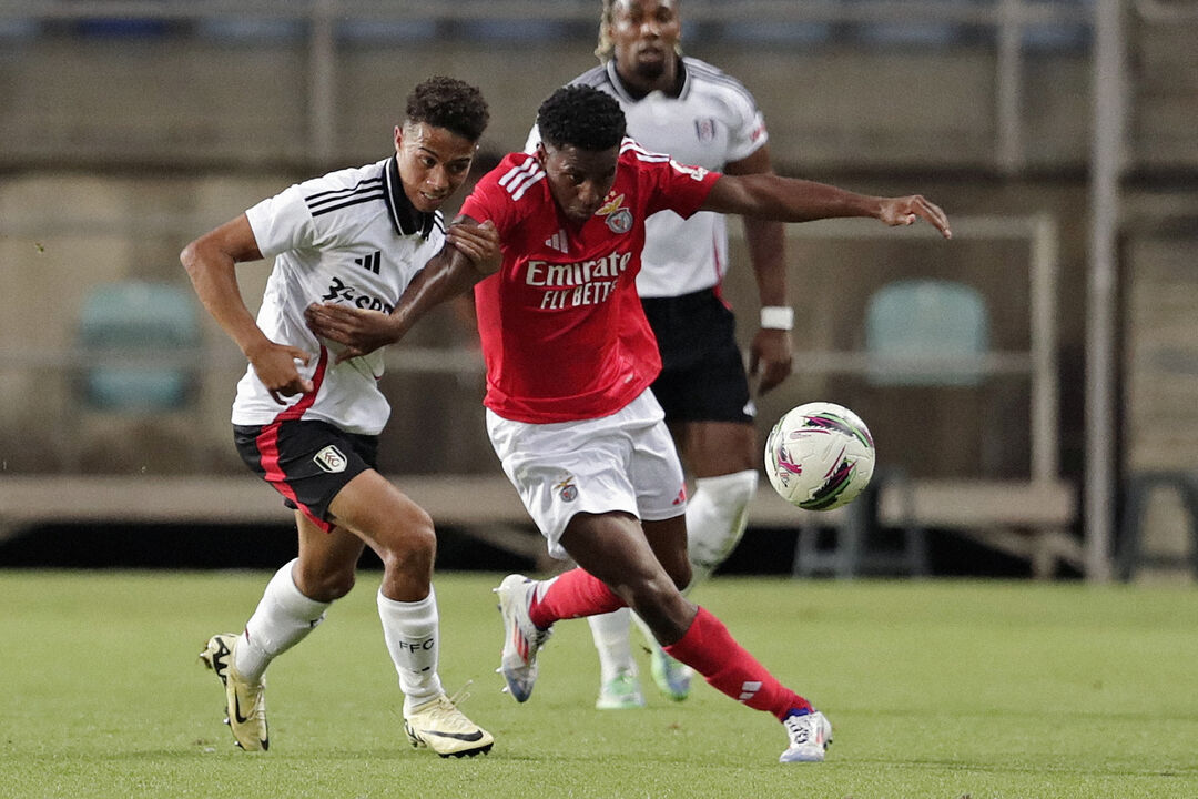 Em duelo com Leandro Barreiro