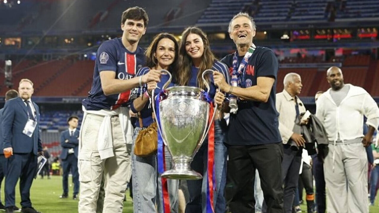 Sira Martínez com o pai, Luis Enrique, a mãe e o irmão 