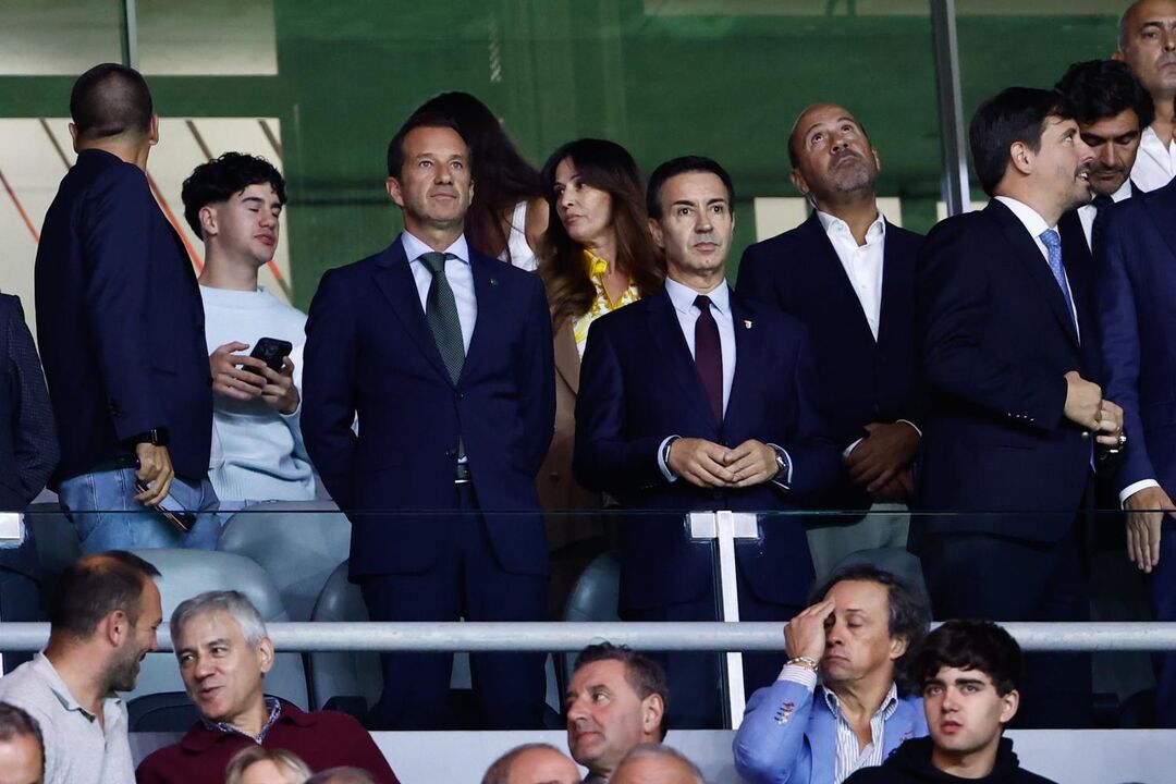 Presidentes na tribuna antes do começo do jogo. Presidente