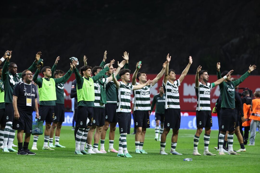 Sporting celebra vitória com o treinador, em Braga