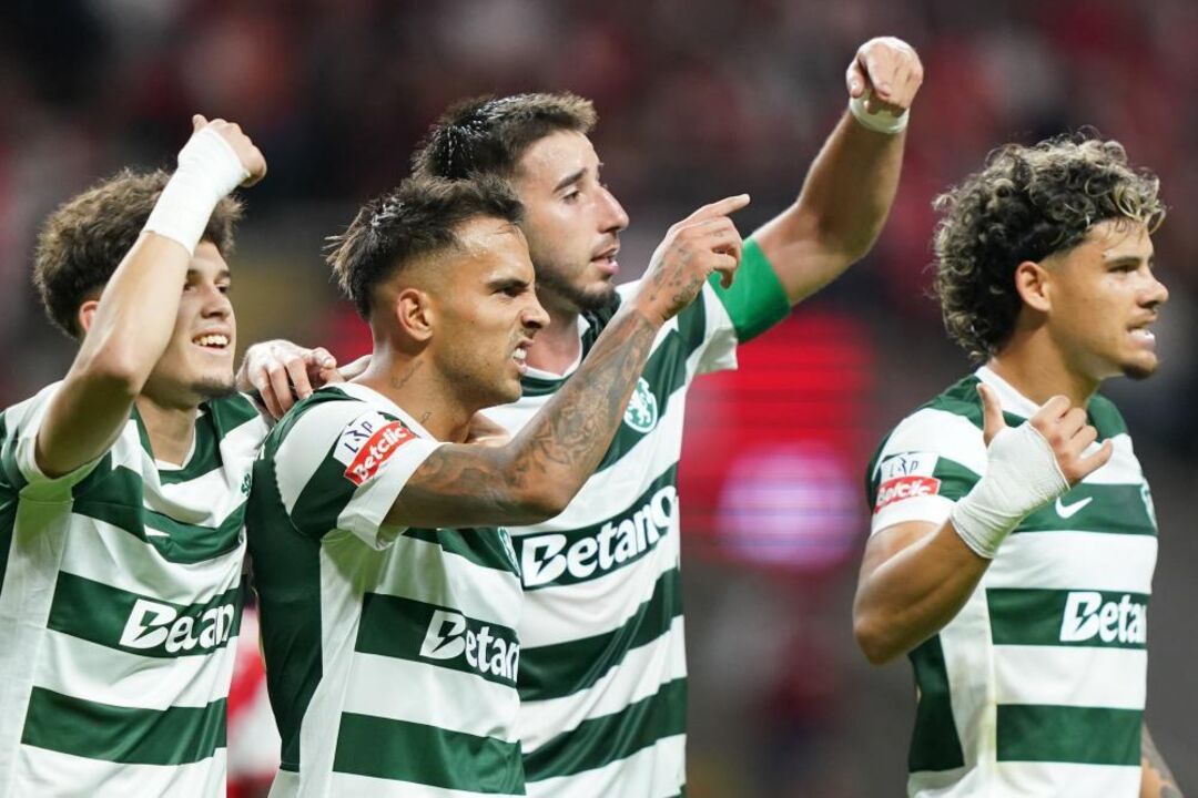 Jogadores do Sporting celebram em campo