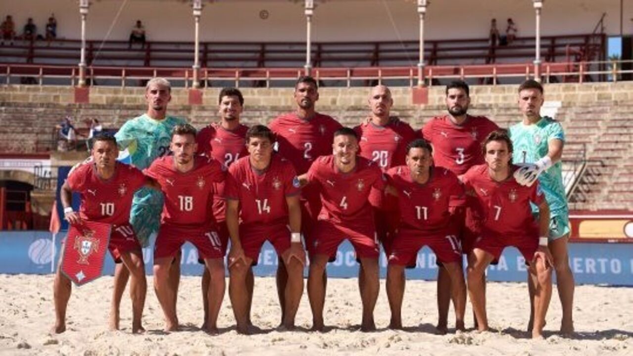 Equipa de Portugal para o jogo frente à Espanha no Mundialito de futebol de praia