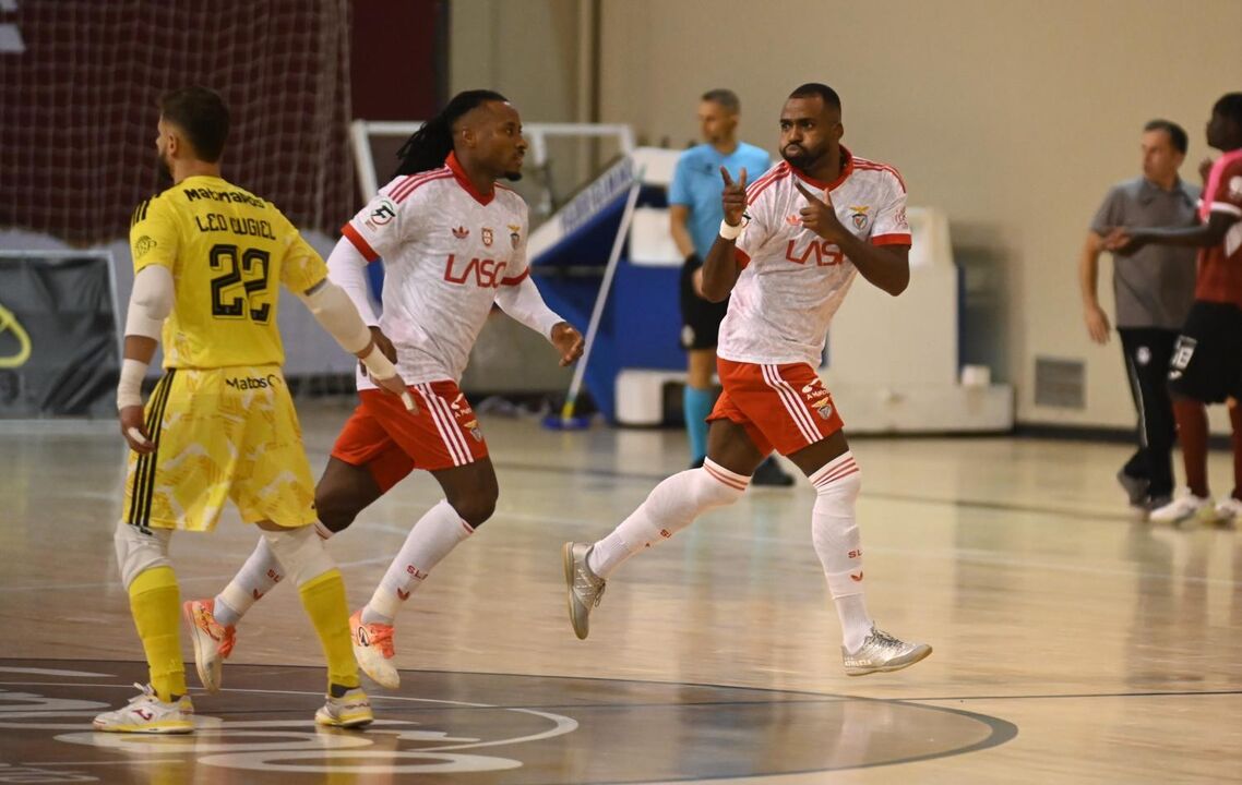 Os jogadores comemoram o golo no decorrer do jogo. Festa.