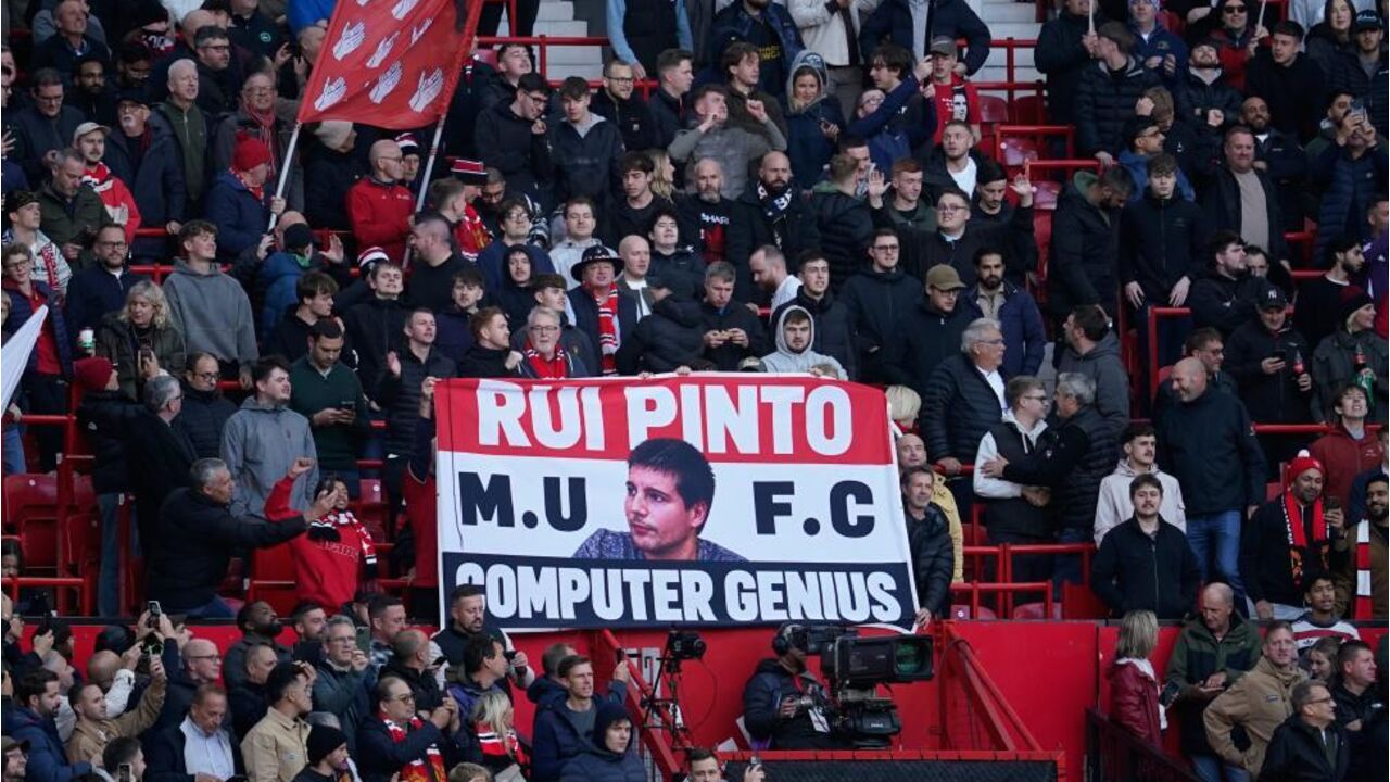 Benfiquista Rui Pinto é celebrado no Old Trafford
