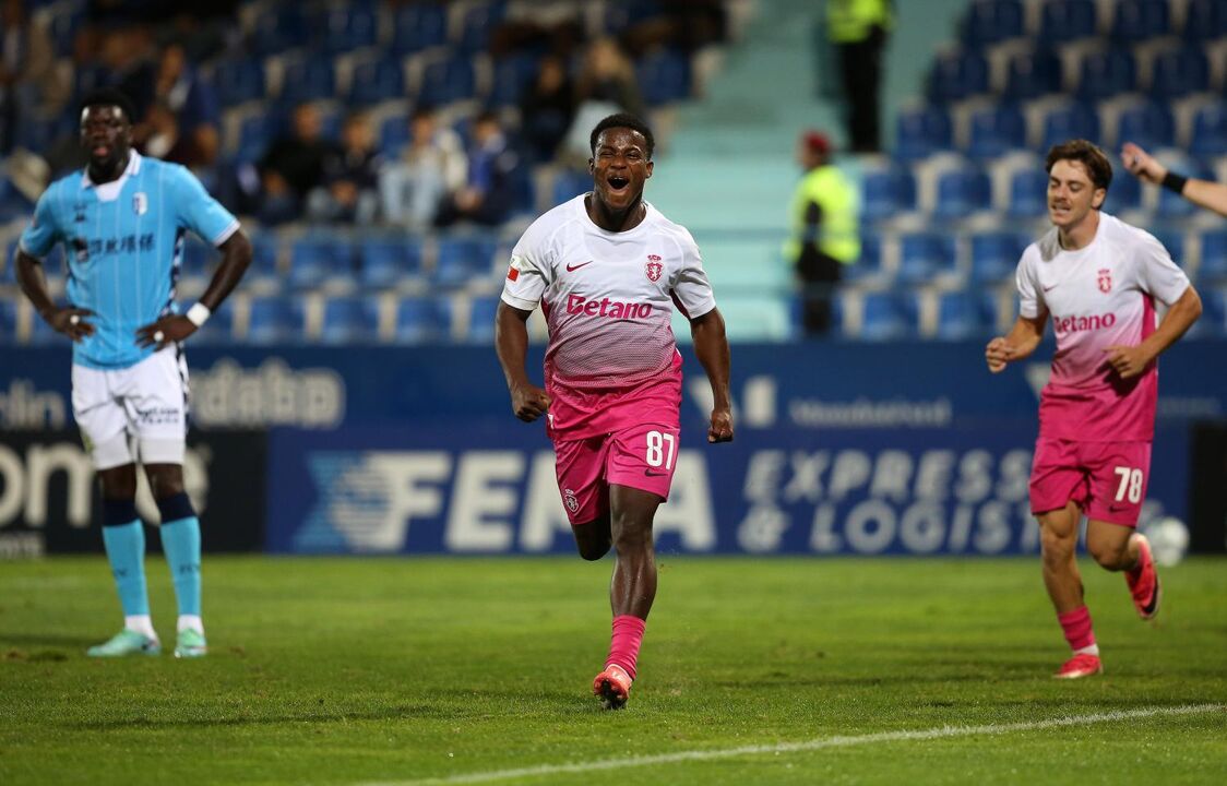 O jogador comemora o golo no decorrer do jogo. Festa.