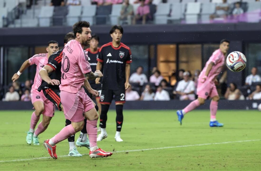 Inter Miami CF Right Wing Lionel Messi (L) scores a