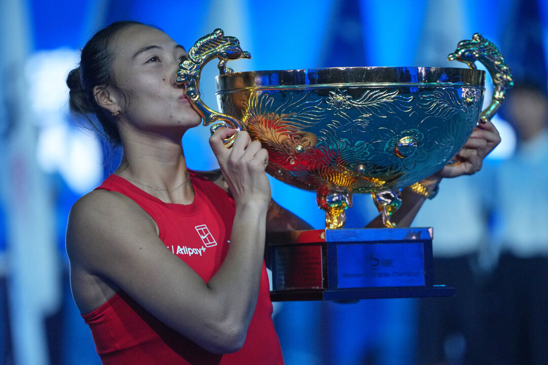 Zheng Qinwen festeja conquista em Pequim