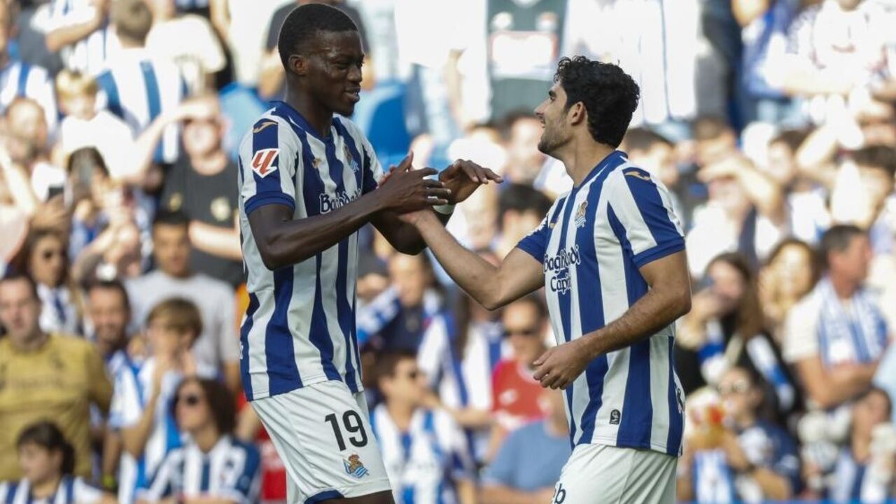 Gonçalo Guedes celebra golo pela Real Sociedad frente ao Deportivo da Corunha com Mamadou Sarr
