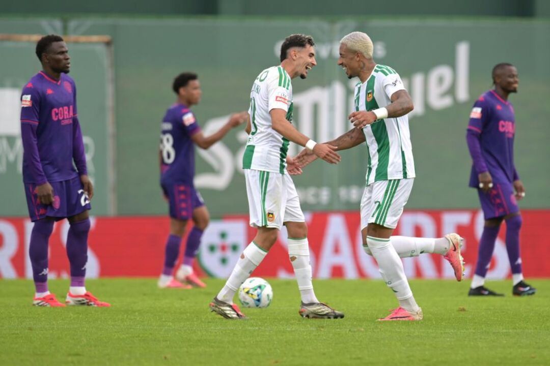 O jogador do Rio Ave, Bezerra (D), festeja o golo