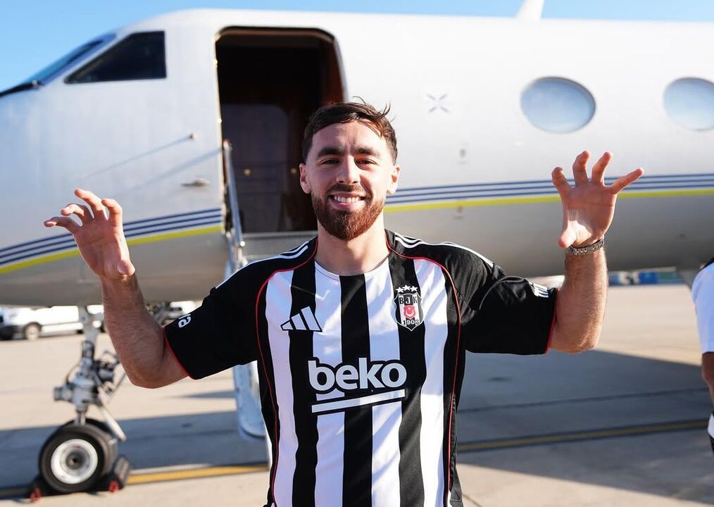 O jogador no aeroporto com a camisola do Besiktas