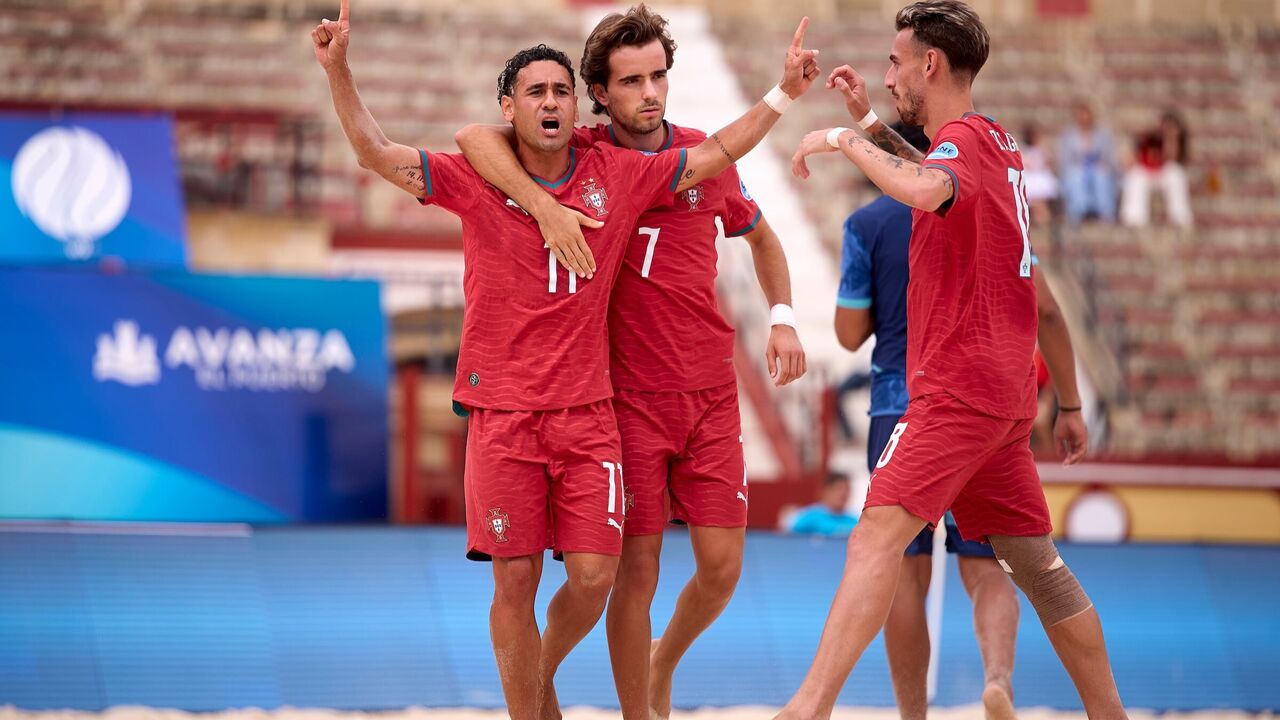 Jogadores da Seleção Nacional celebram golo na final do Mundialito de futebol de praia frente ao Paraguai