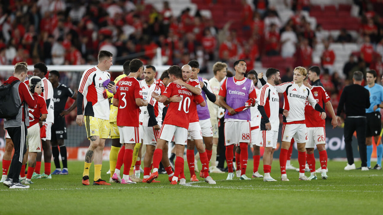 Jogadores do Benfica fazem a festa após o jogo com o V. Guimarães