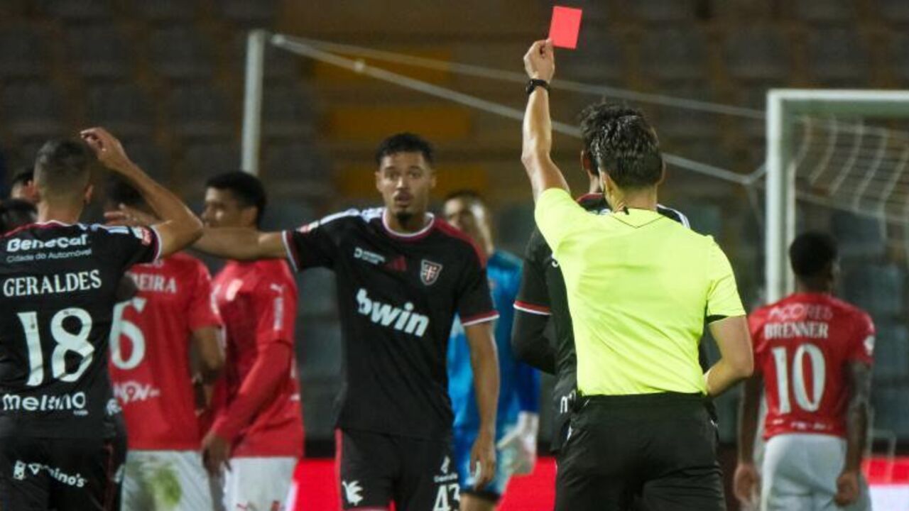 O árbitro, Iancu Vasilica, exibe o cartão vermelho ao jogador