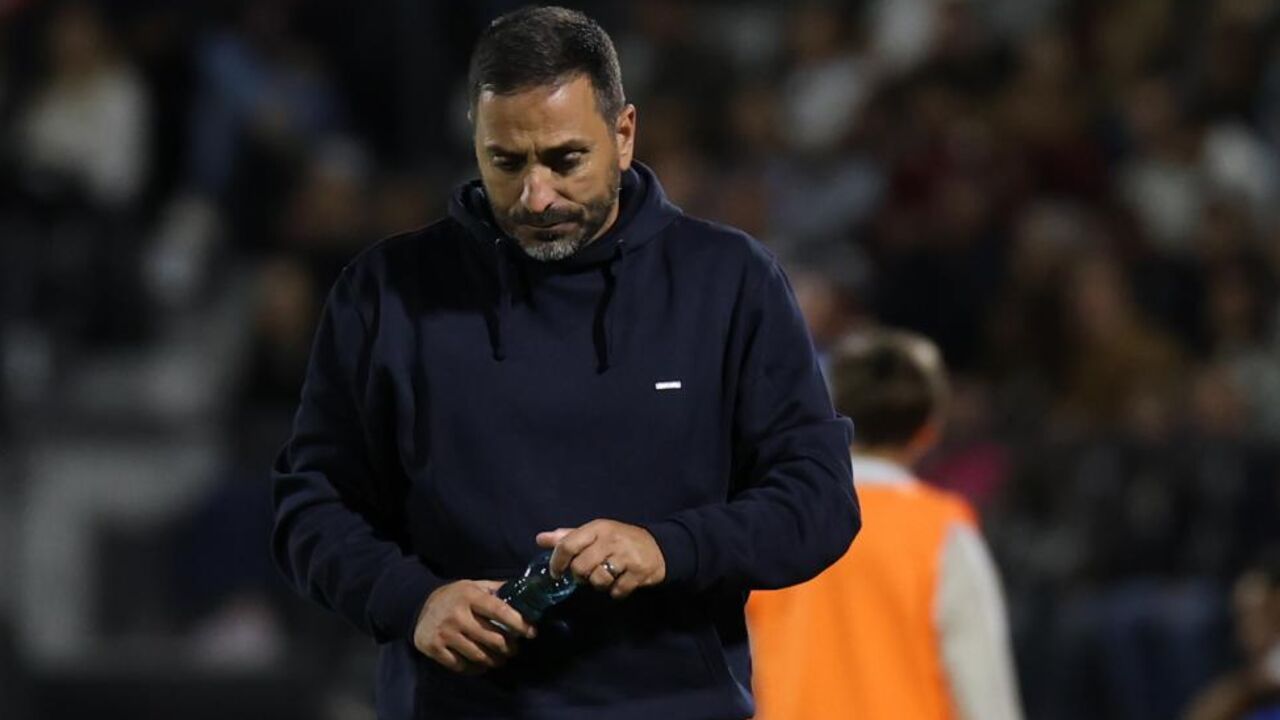 Treinador com ar cabisbaixo no decorrer do jogo. Desalento. Desilusão