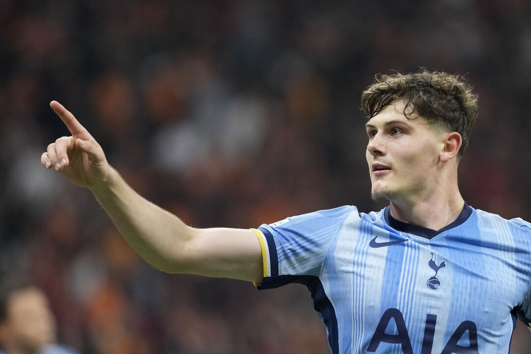 Tottenham's Will Lankshear celebrates after scoring his side's first goal during the Europa League opening phase soccer match between Galatasaray