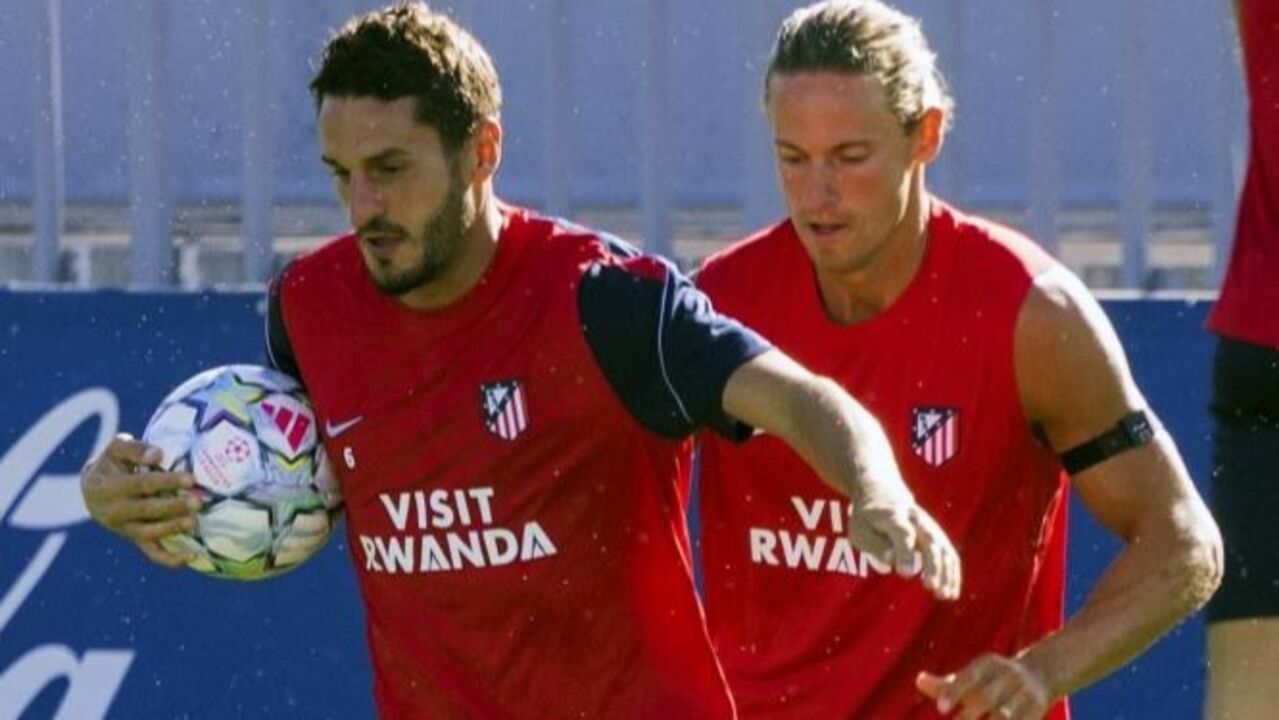 Koke Resurreción, médio do Atlético Madrid com a bola na mão, no treino de segunda-feira