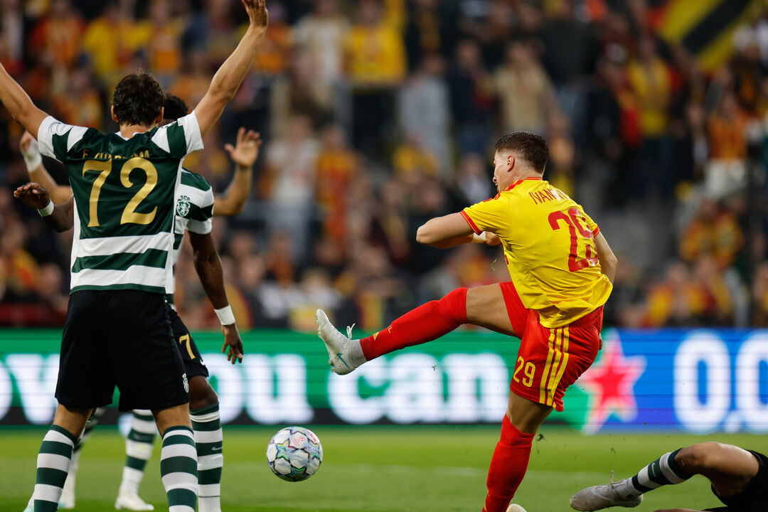 Jogadores de futebol em ação durante uma partida