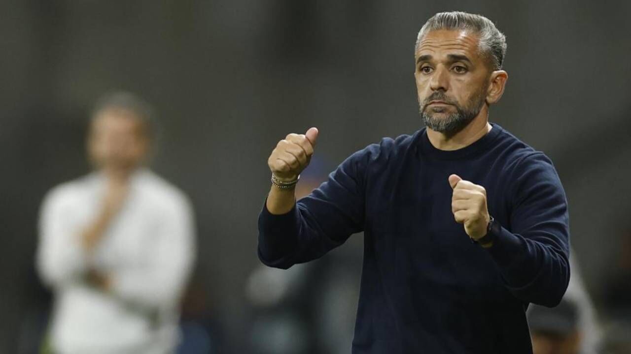 Rui Borges dá indicações aos jogadores do Sporting durante o jogo com o Lens