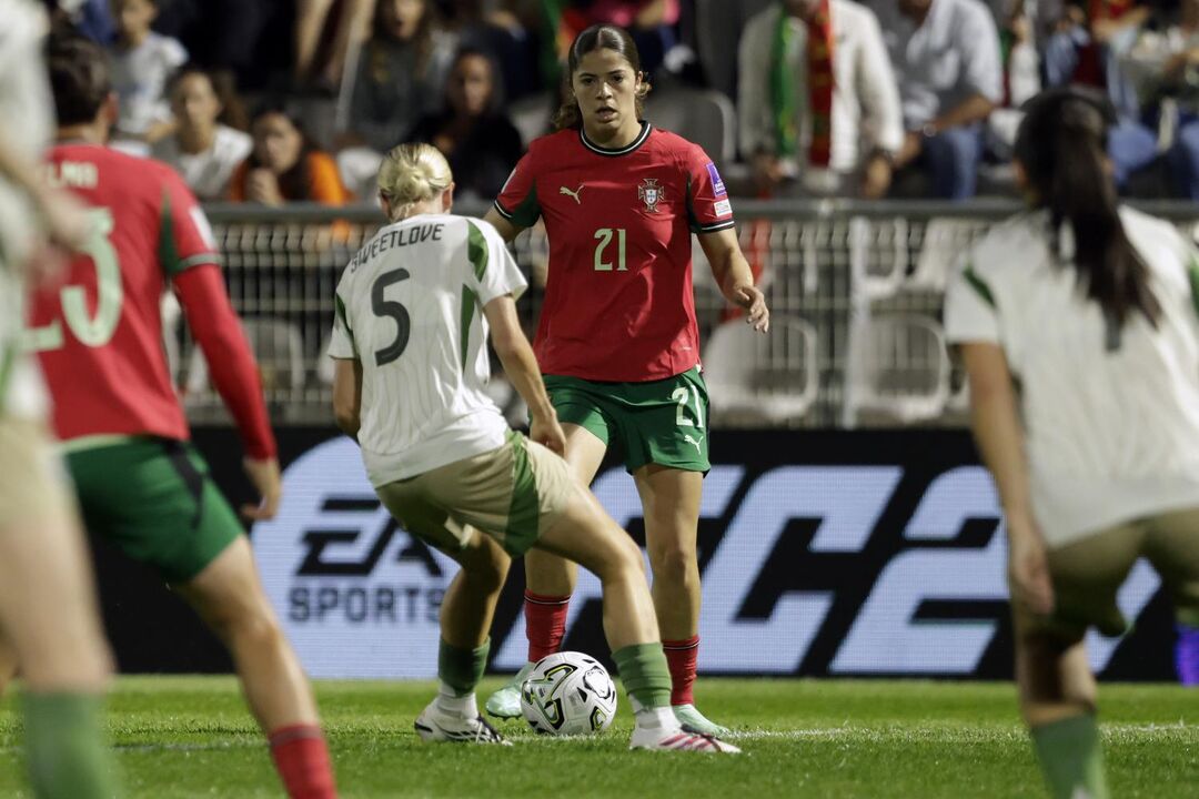 Jogadoras disputam a bola, durante o jogo