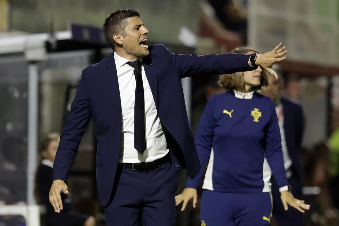 Treinador dá instruções, durante o jogo