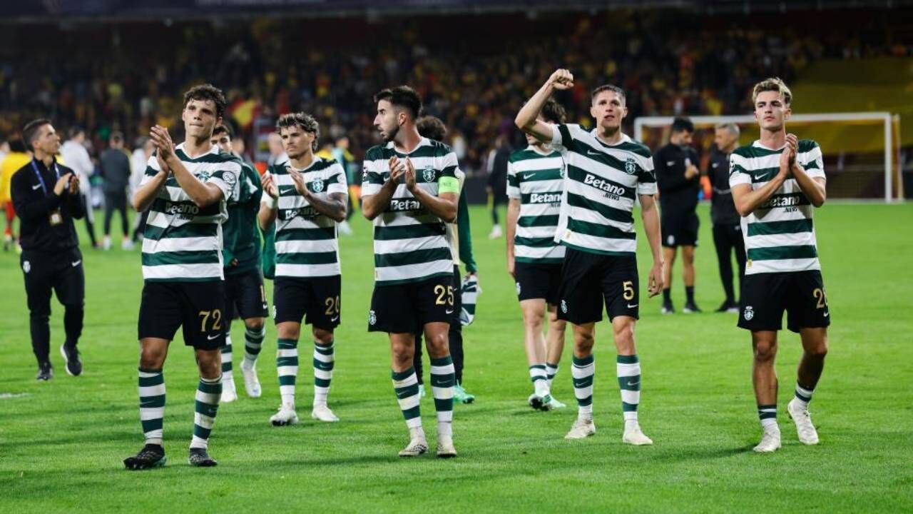 Jogadores do Sporting aplaudem os adeptos após a vitória sobre o Lens