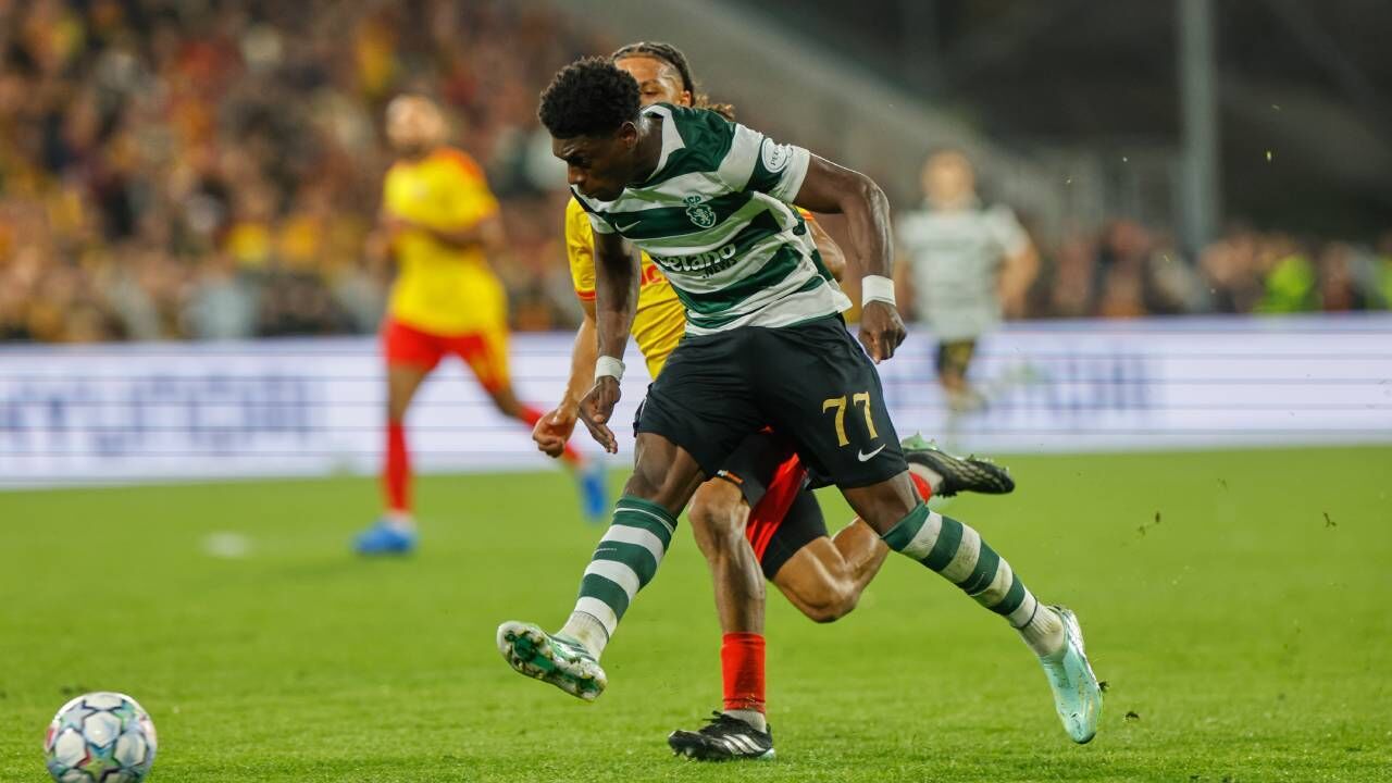 O momento em que Doumbia remata para o segundo golo do Sporting em Lens