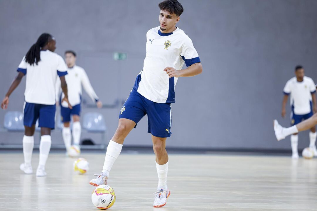 O jogador em ação com a bola, durante o treino