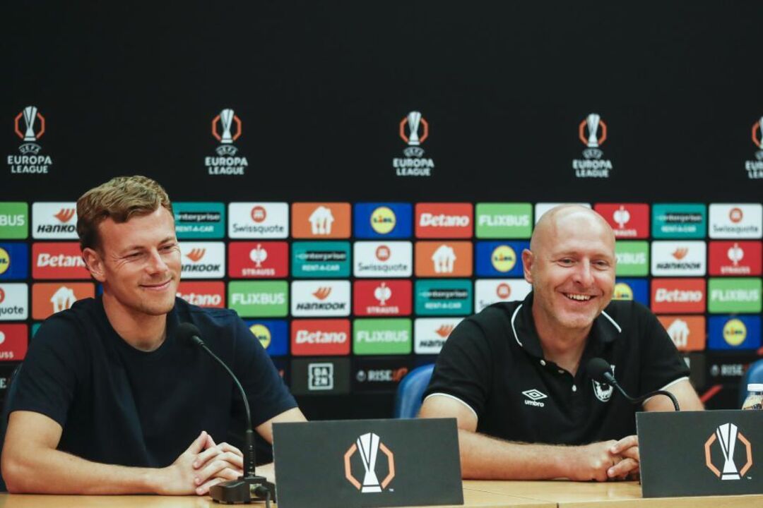 Torreense assistant coach Carlos Simoes (R) and his player Javi