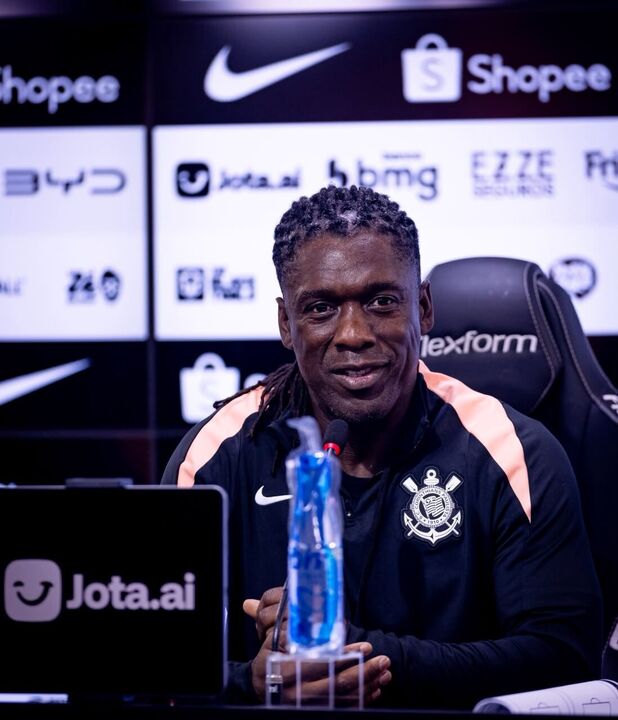Seedorf em conferência de imprensa do Corinthians