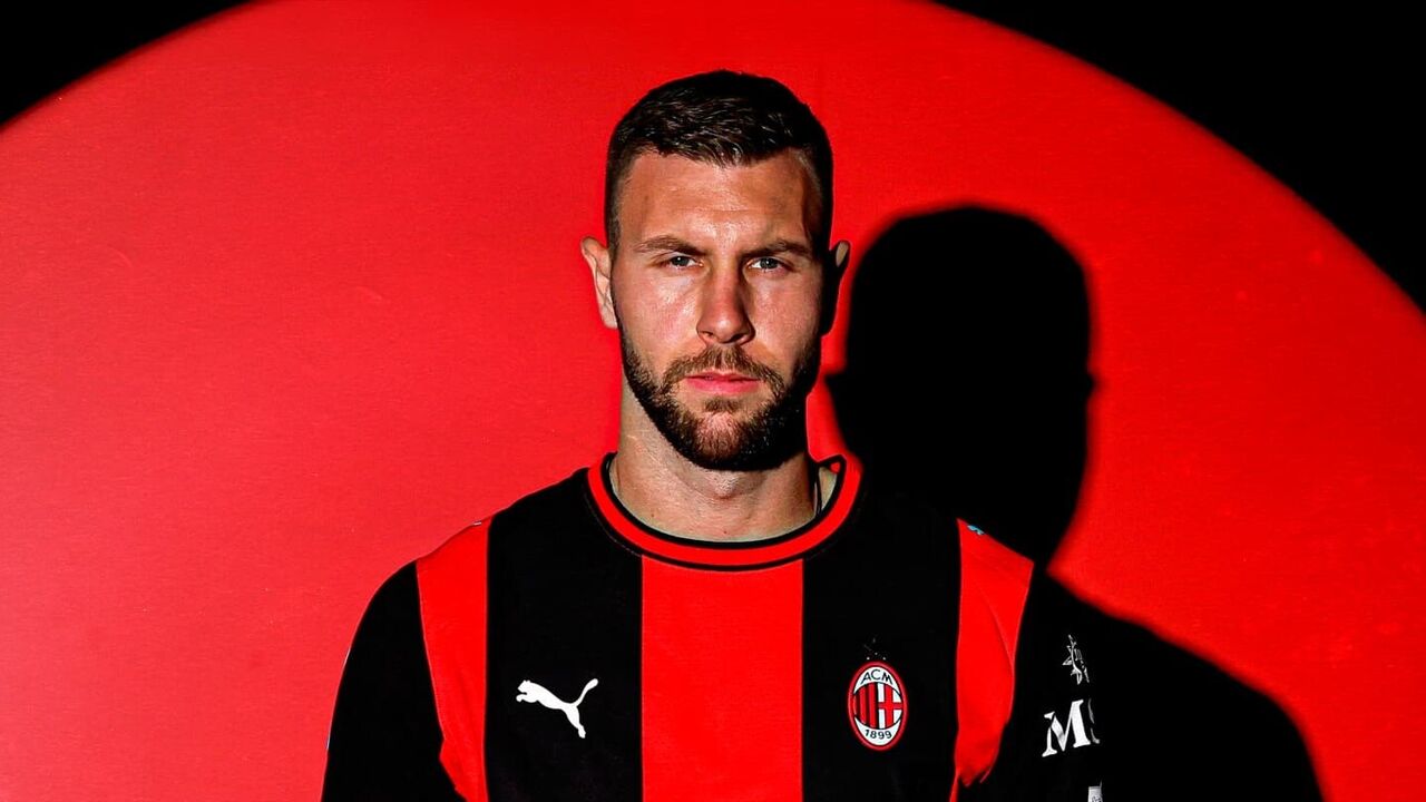 Pavlovic continua no AC Milan com renovação de contrato
