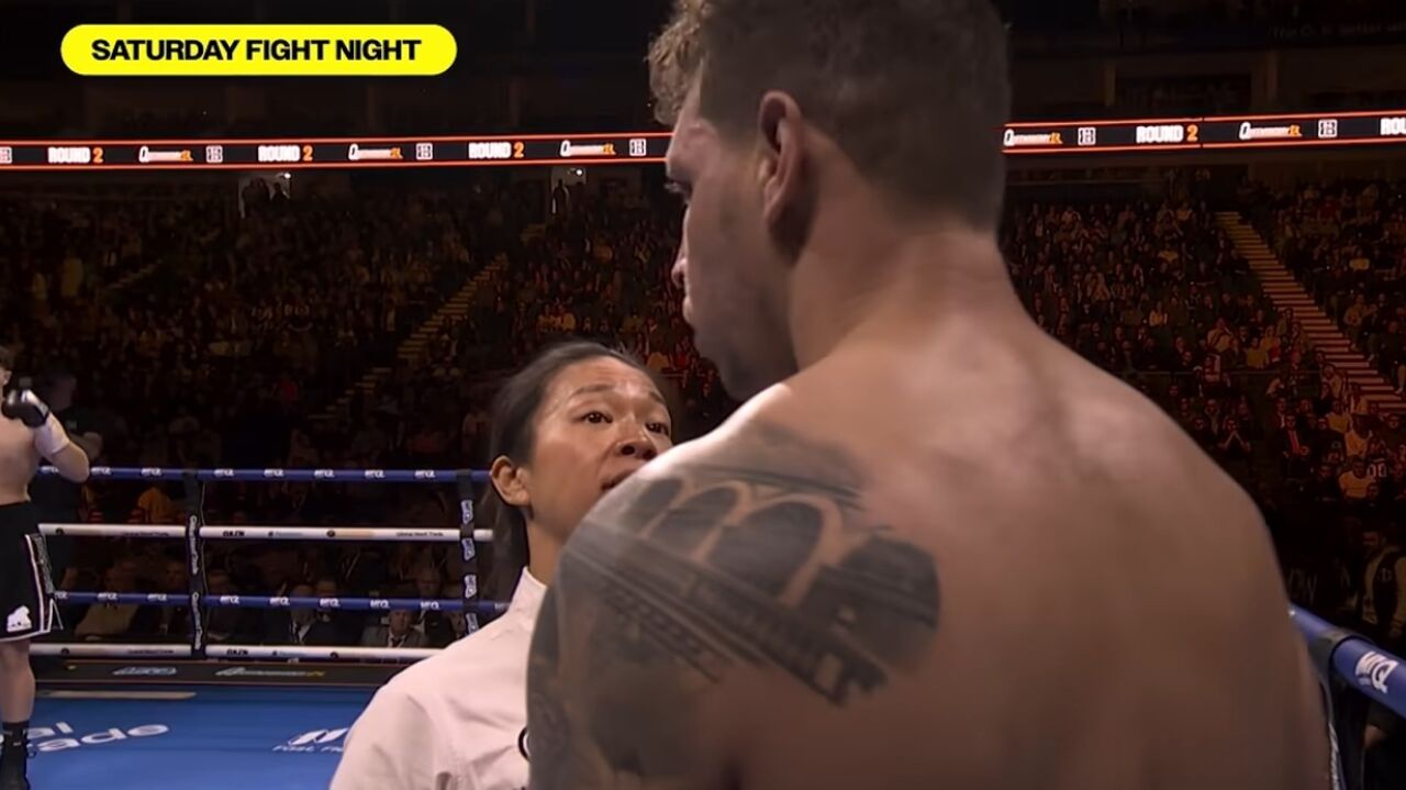 Árbitra avalia condição do pugilista