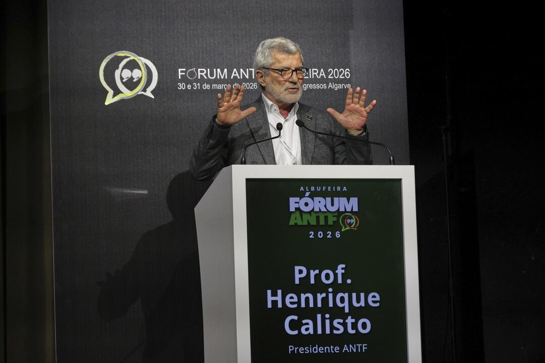 Presidente da Associação Nacional dos Treinadores de Futebol discursa no