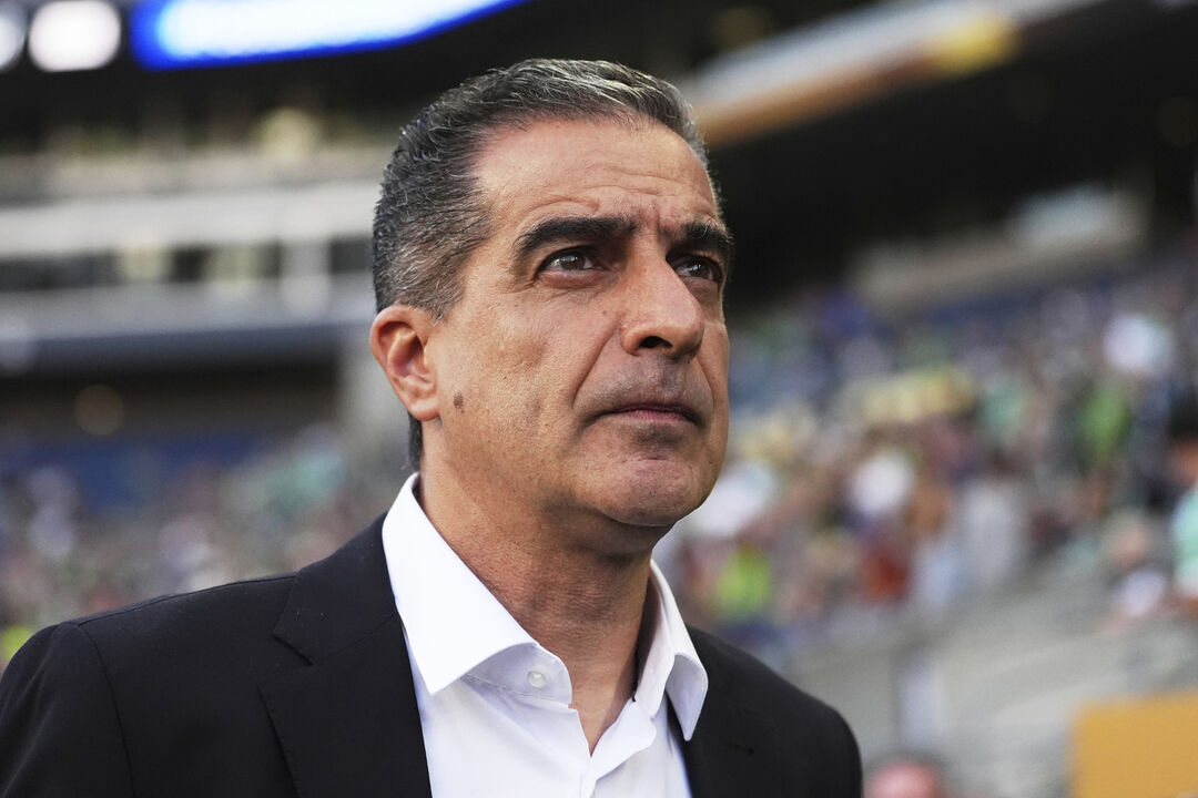 Botafogo manager Renato Paiva reacts during the Club World Cup group B soccer match between Botafogo and Seattle Sounders at