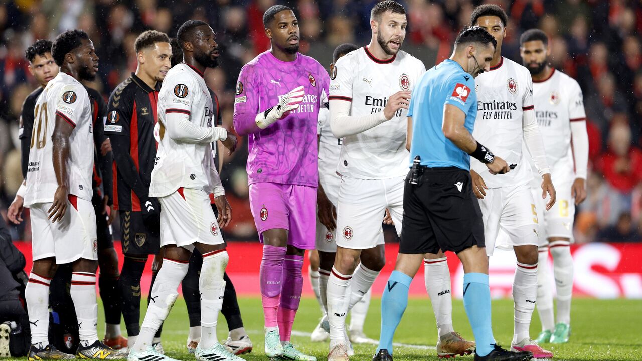 Jogadores do Milan contestam decisão do árbitro frente ao Bournemouth após expulsão de Mike Maignan