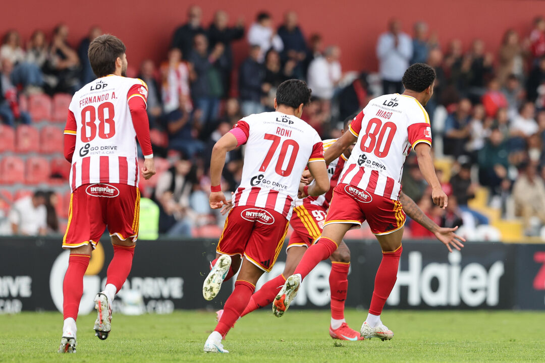 Jogadores do AVS festejam triunfo frente ao Tondela
