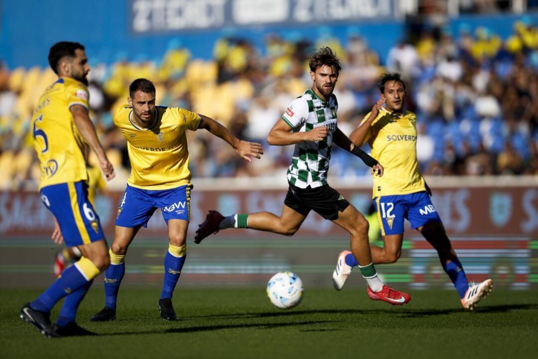 O jogador do Estoril Praia, Ferro (C-E), disputa a bola