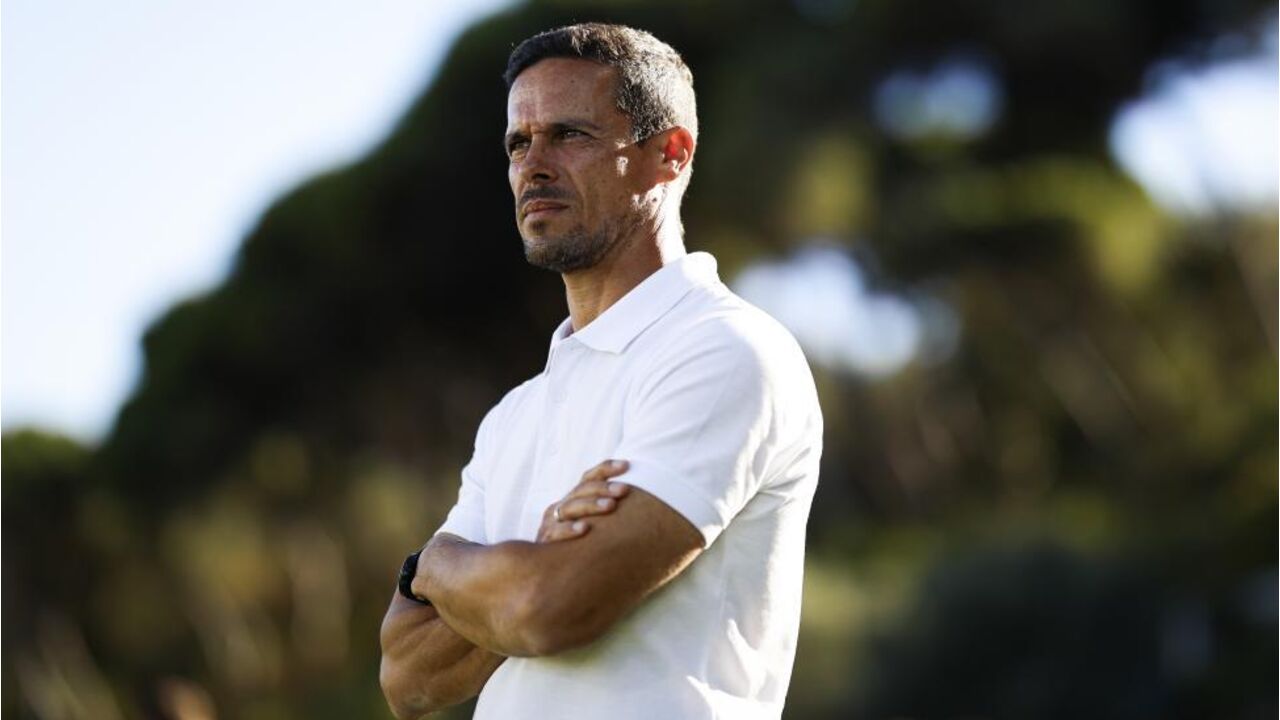 O treinador interino do Estoril Praia, Sérgio Raimundo, durante o