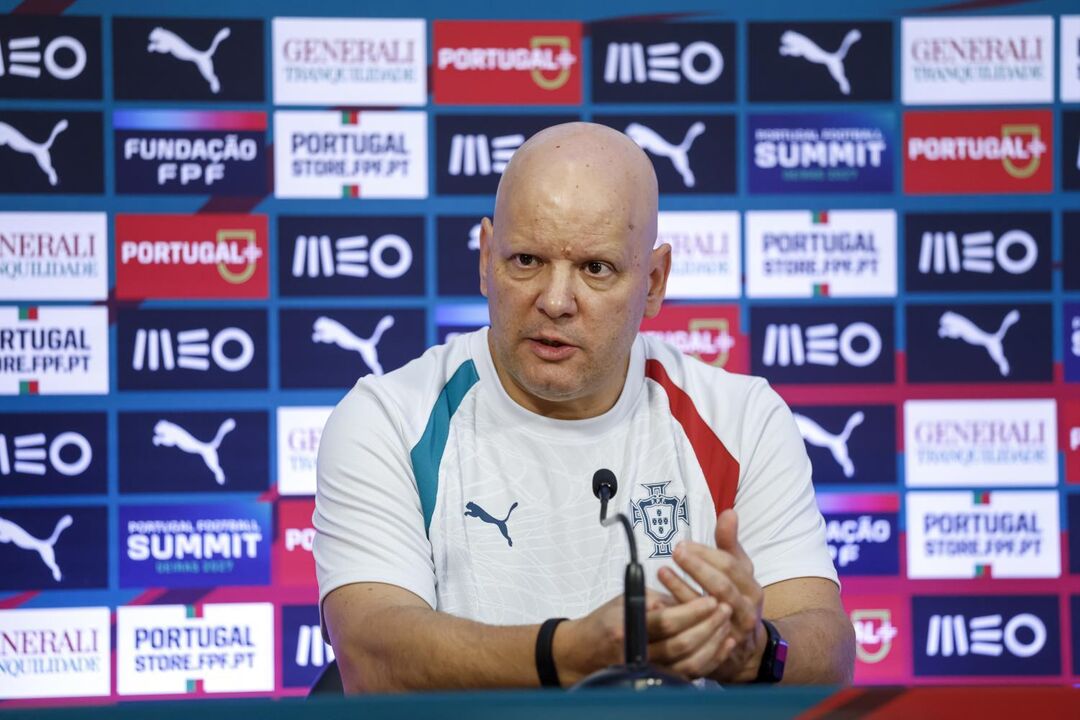 O treinador durante a conferência