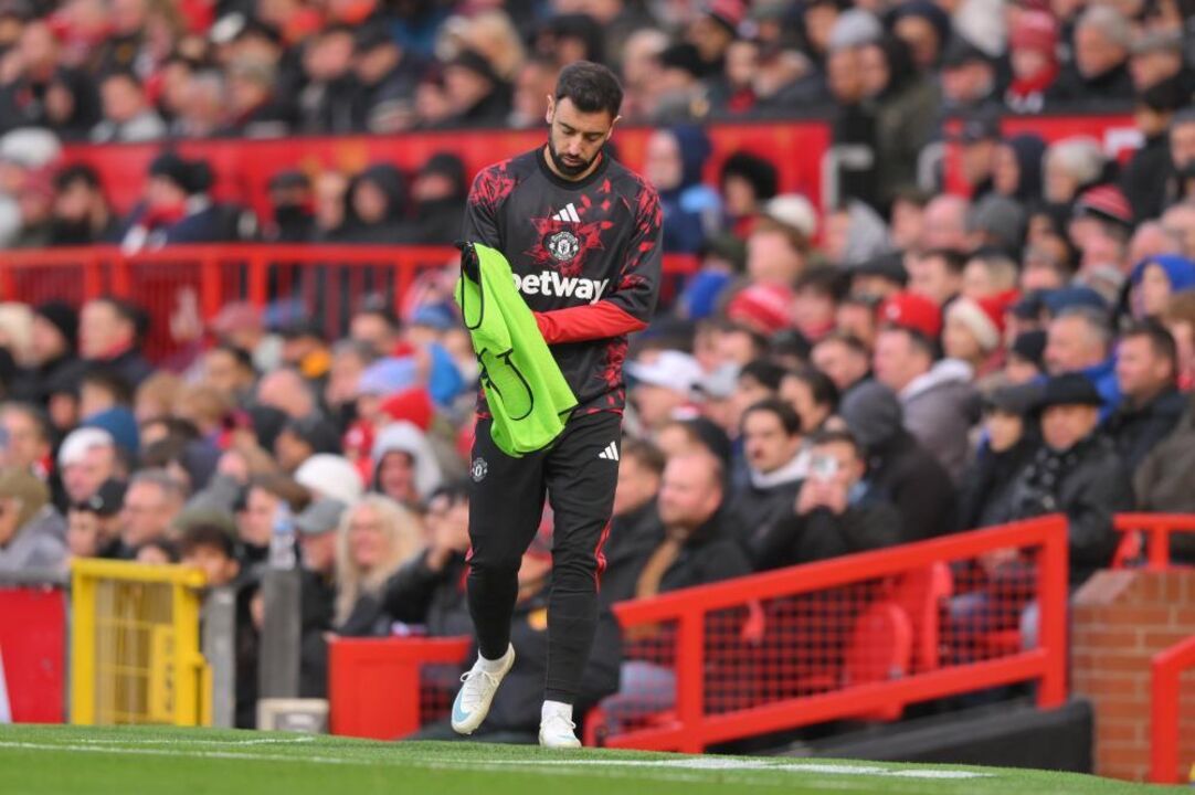 Bruno Fernandes of Manchester United warms up during the English