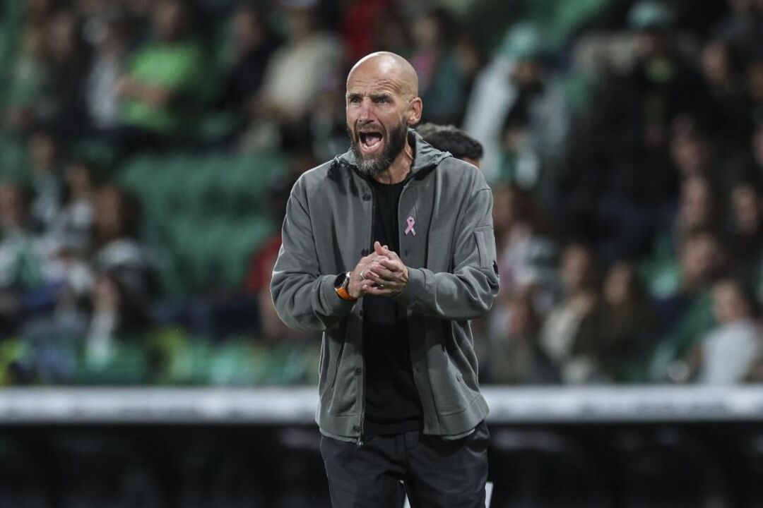Maritimo player head coach Mitchell van der Gaag during their